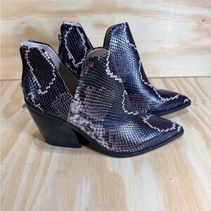 Vince Camuto VC-Gigietta Pointed Toe Western Snakeskin Booties